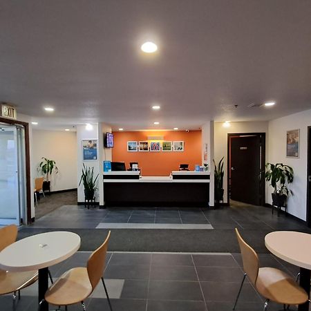 Motel 6-Regina, Sk Luaran gambar