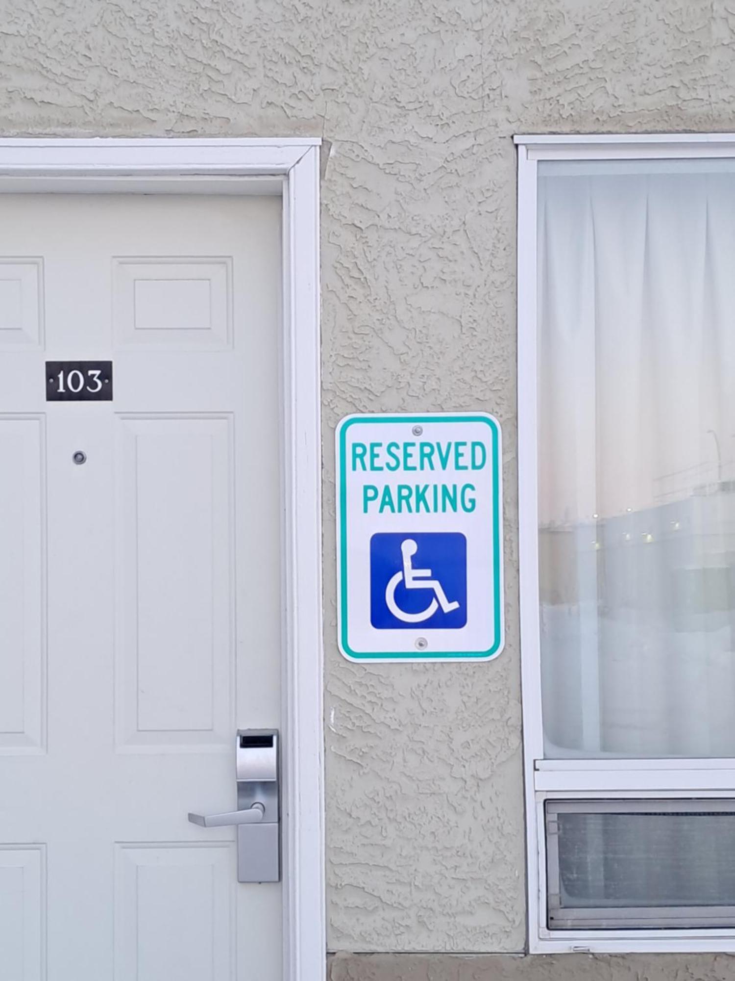 Motel 6-Regina, Sk Luaran gambar
